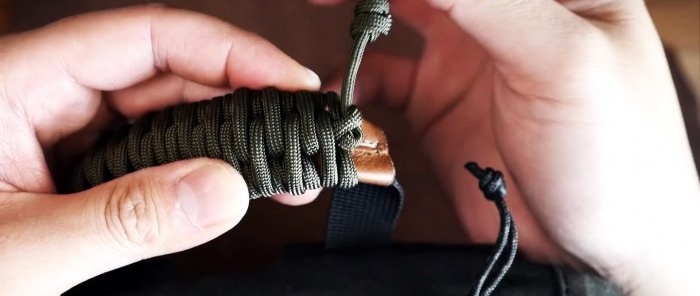 Comment attacher une corde de paracorde à un sac à dos pour qu'elle se dénoue en une seconde