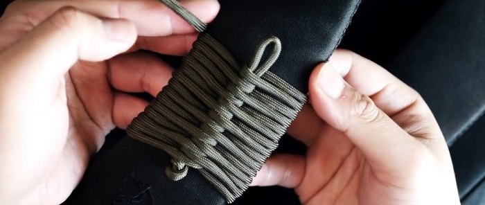 Comment attacher une corde de paracorde à un sac à dos pour qu'elle se dénoue en une seconde