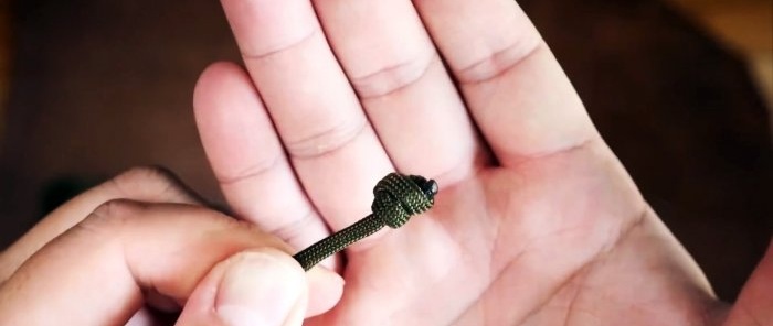 Come legare una corda di paracord ad uno zaino in modo che si srotoli in un secondo