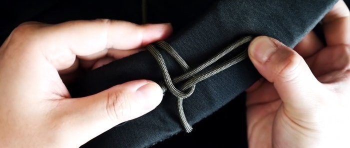 Comment attacher une corde de paracorde à un sac à dos pour qu'elle se dénoue en une seconde