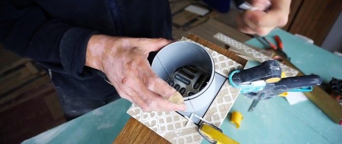 Cara menggunakan pengisar untuk membuat lubang persegi yang sama rata dalam jubin