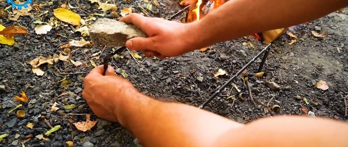 Hvordan lage et lysstativ for spyd for piknik og fotturer