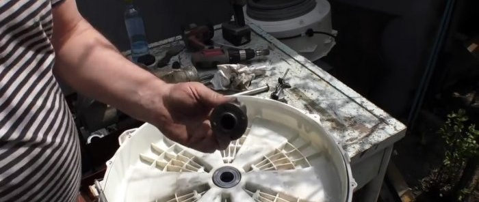 Πώς να επαναφέρετε τον άξονα κάτω από την τσιμούχα λαδιού ενός πλυντηρίου
