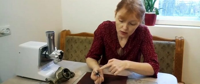 Nejjednodušší technika broušení nožů mlýnku na maso na tovární ostrost