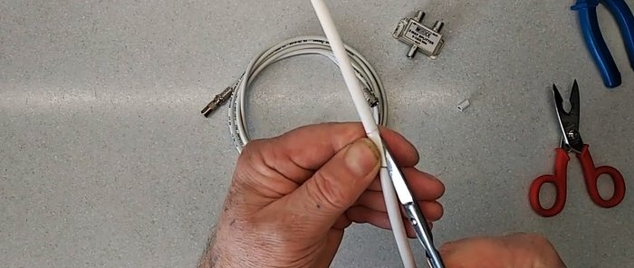 Une simple antenne pour la télévision numérique de vos propres mains basée sur un répartiteur