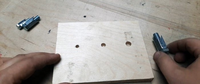 كيفية إخفاء رأس الترباس دافق في الخشب