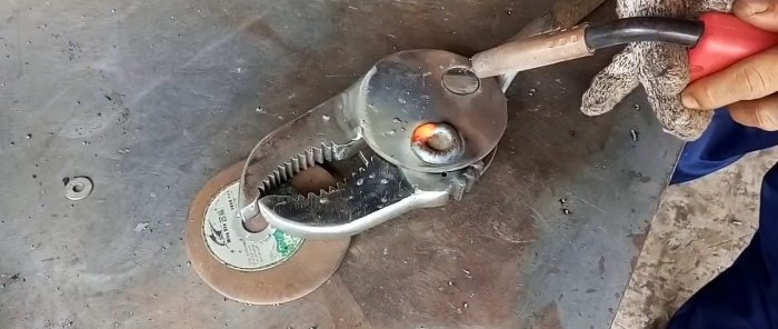 How to Make a Heavy Duty Self-Clamping Wrench from Scrap Metal