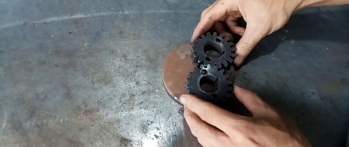 Hvordan lage en kraftig selvklemmende skiftenøkkel av skrapmetall