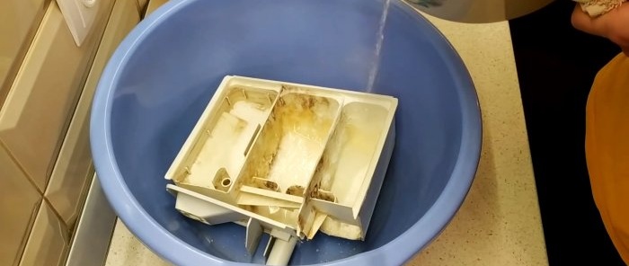 Bagaimana untuk membersihkan dulang mesin basuh dengan endapan yang paling degil jika tiada apa yang menghilangkannya