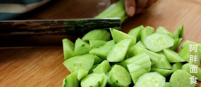 In de toekomst zullen komkommers zo gegeten worden. Huisgemaakte komkommernoedels, een gerecht dat iedereen zich zal herinneren