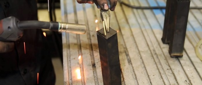 Eine alte Methode, weichen Stahl in harten Stahl umzuwandeln.