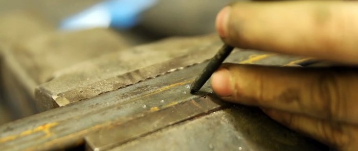 طريقة قديمة لتحويل الفولاذ الناعم إلى فولاذ صلب.