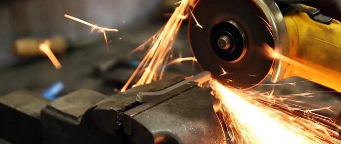 Starověká metoda přeměny měkké oceli na tvrdou ocel.