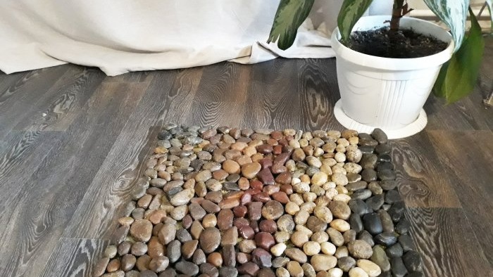 Ako vyrobiť originálny koberec z riečnych kameňov