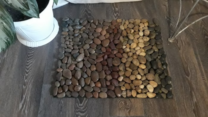 Cómo hacer una alfombra original con piedras de río.