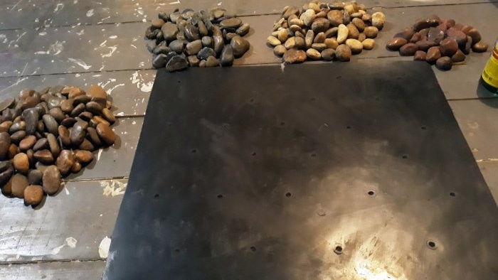 Cómo hacer una alfombra original con piedras de río.