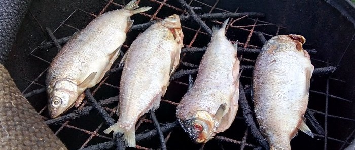 Kami membuat rumah asap dari tong dan memasak ikan seperti di kedai runcit USSR