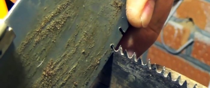 Cara hanya mengasah gergaji besi dan menetapkan gigi dengan betul