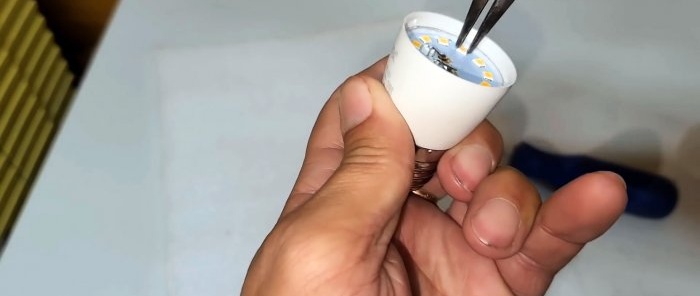 How to repair a light bulb in 5 minutes without spare parts