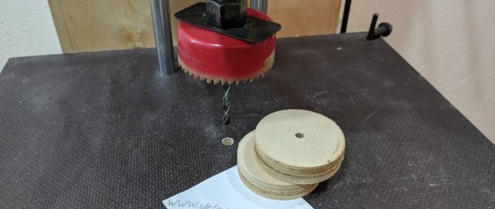 Kontrplaktan yapılmış bir T-ray için kullanışlı kendin yap kelepçesi