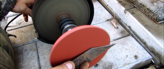 Cómo instalar un mandril en un eje de esmeril sin torno