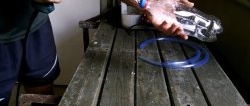 Comment vidanger l'essence sans l'avaler : Une poire d'une bouteille PET sur un tuyau