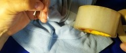 Hvordan sy et hull med en skjult søm ved hjelp av tape
