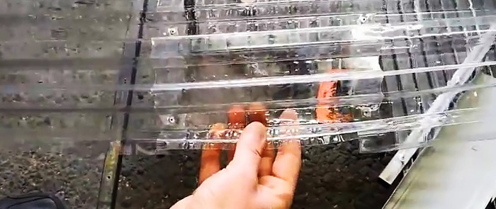 Elaboració de rajoles amb ampolles de plàstic