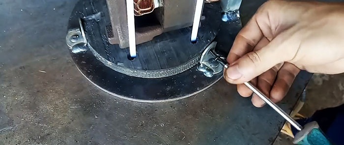 Hogyan készítsünk egyszerű kirakós fűrészt hűtőkompresszorból