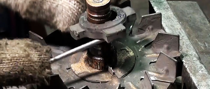 How to change generator rotor slip rings