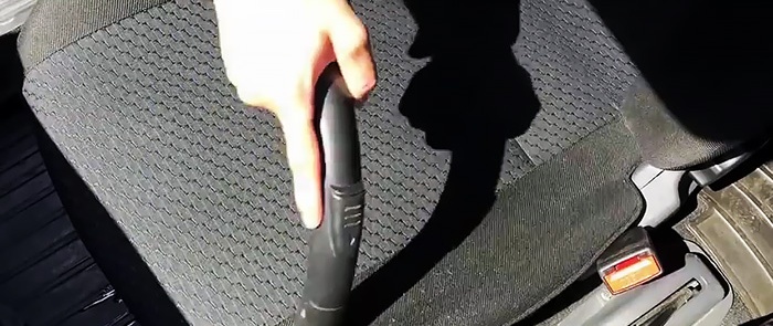 Hogyan tisztítsa meg az autósülést saját kezével