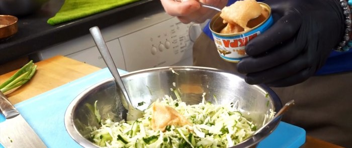 Vous ne pouvez pas imaginer à quel point la salade de chou et de concombre sera délicieuse avec cet ingrédient secret.