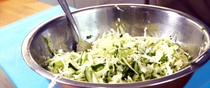 Vous ne pouvez pas imaginer à quel point la salade de chou et de concombre sera délicieuse avec cet ingrédient secret.