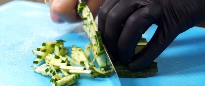Neumíte si představit, jak lahodný bude zelný a okurkový salát s touto tajnou surovinou.