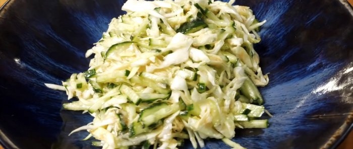 Non puoi immaginare quanto sarà deliziosa l'insalata di cavoli e cetrioli con questo ingrediente segreto.