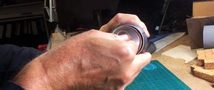 Com fer taps grans de llaunes d'alumini a partir de llaunes de vi petites