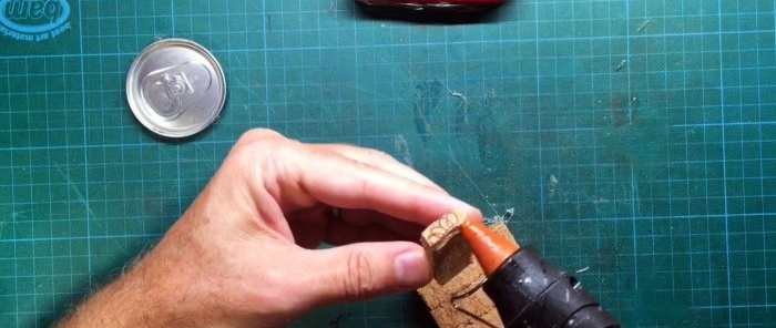 Ako vyrobiť veľké hliníkové zátky z malých plechoviek na víno