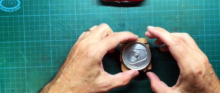 Com fer taps grans de llaunes d'alumini a partir de llaunes de vi petites