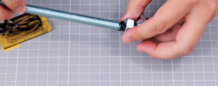 Comment fabriquer un pistolet à mastic pour tournevis et effectuer des réparations confortablement