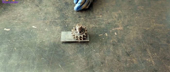 Paano gumawa ng drill stand para sa isang hand drill mula sa isang roller chain