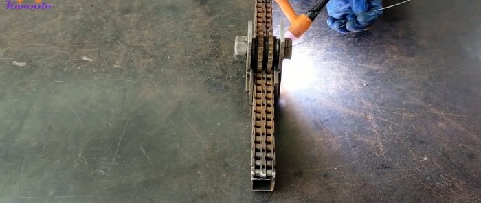 Come realizzare un supporto per trapano per un trapano a mano da una catena a rulli