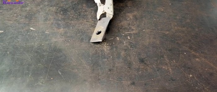 Cómo hacer un soporte para un taladro manual con una cadena de rodillos