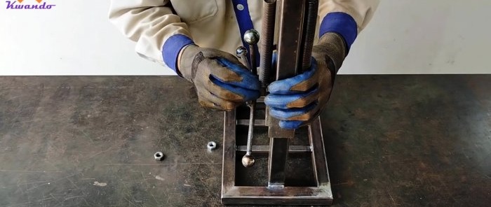 Comment fabriquer un support de perceuse pour une perceuse à main à partir d'une chaîne à rouleaux