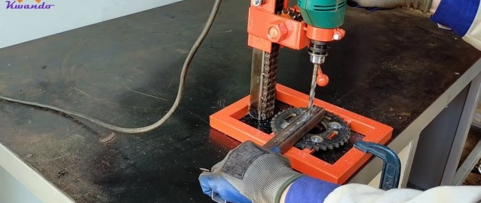 Paano gumawa ng drill stand para sa isang hand drill mula sa isang roller chain