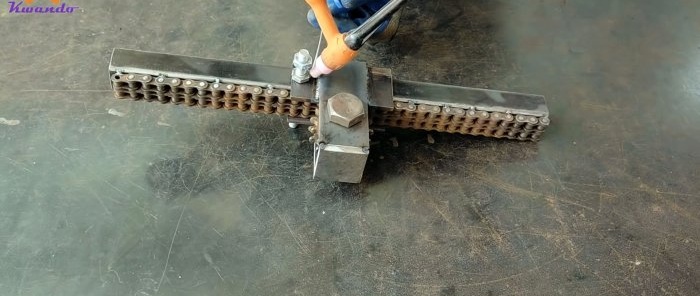 Come realizzare un supporto per trapano per un trapano a mano da una catena a rulli