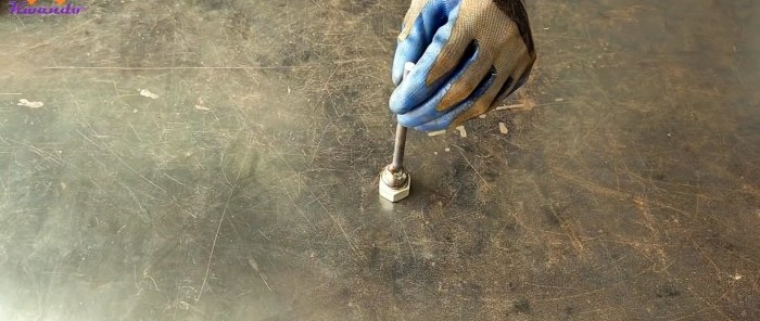 Hvordan lage et borstativ for en håndbor fra en rullekjede