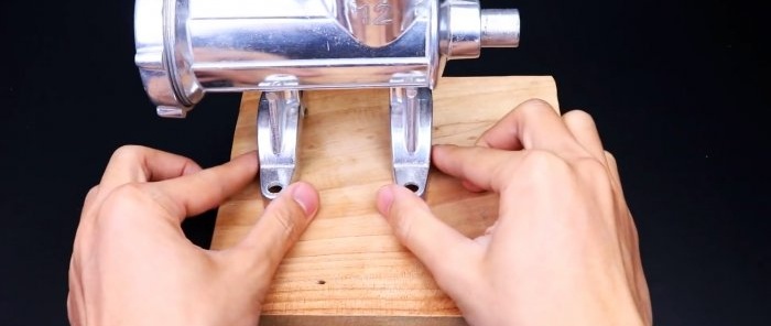 Cum să transformi o mașină de tocat carne obișnuită într-una electrică