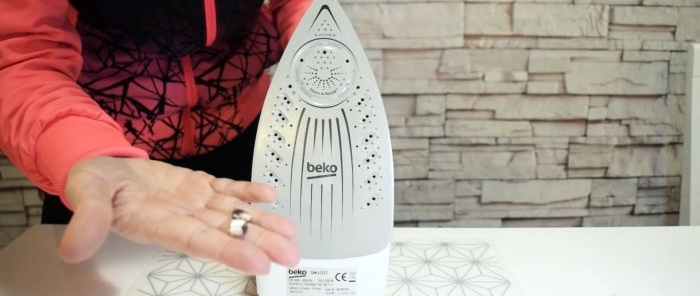 How to clean an iron very quickly with something that with a probability of 100 every home has