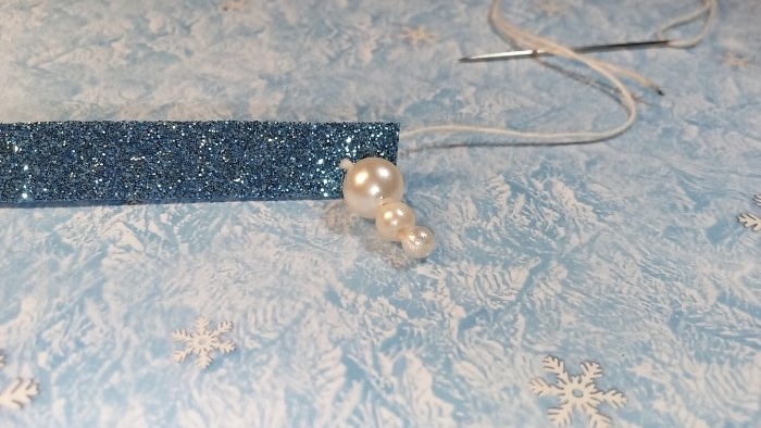 Wie man aus glitzernder Foamiran-Muschel ein Weihnachtsbaumspielzeug herstellt