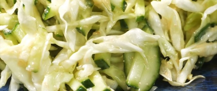 Non puoi immaginare quanto sarà deliziosa l'insalata di cavoli e cetrioli con questo ingrediente segreto.